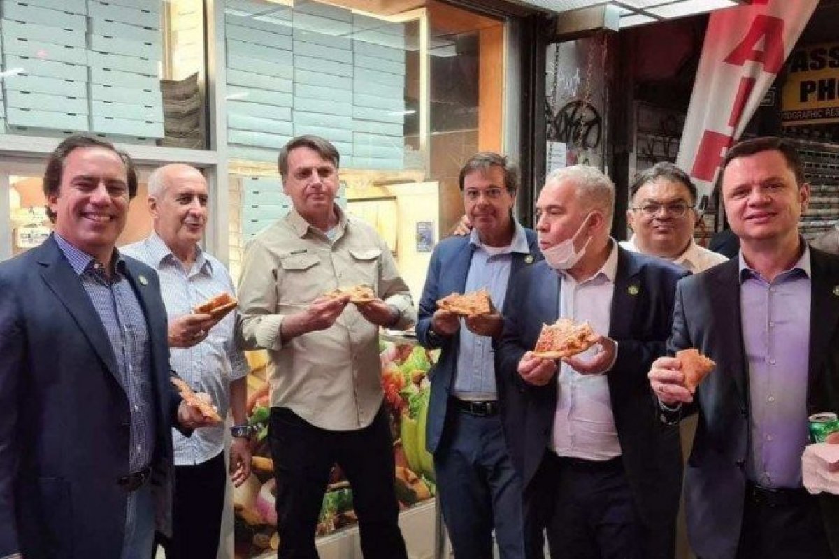 Em Nova York, Bolsonaro e ministros comem pizza na rua