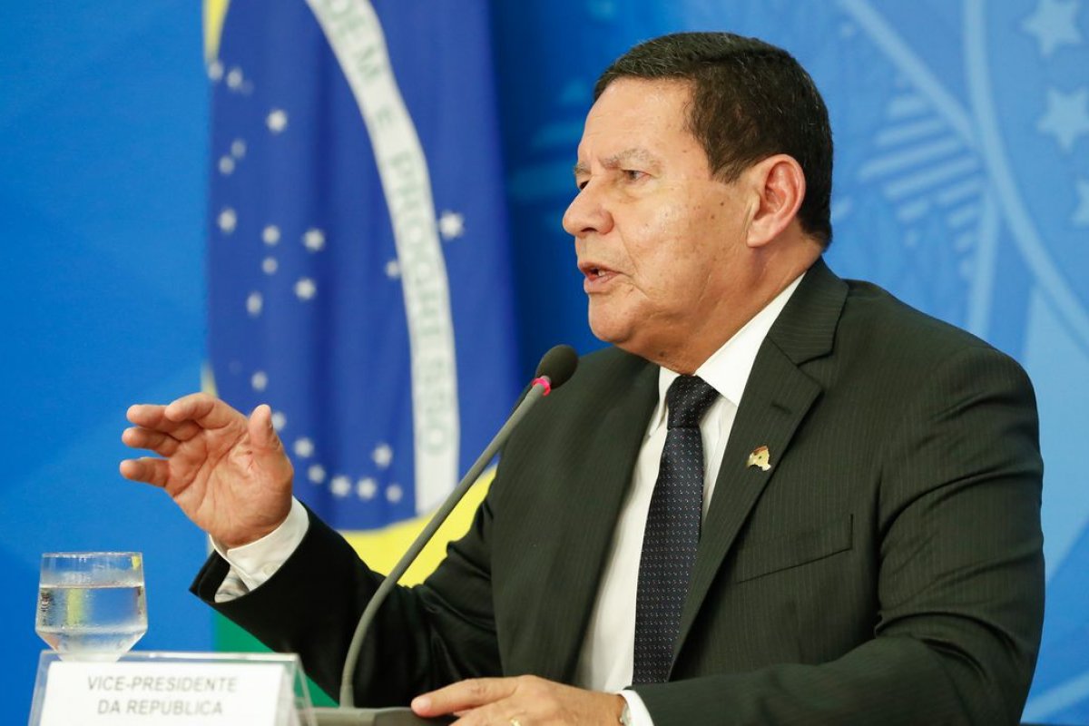 Mourão afirma que aumento da alíquota do IOF serve para dar 'folga nas manobras'