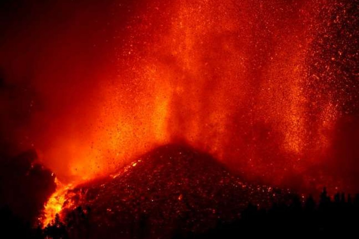 Erupção de vulcão provoca fugas e destrói casas na ilha de La Palma 
