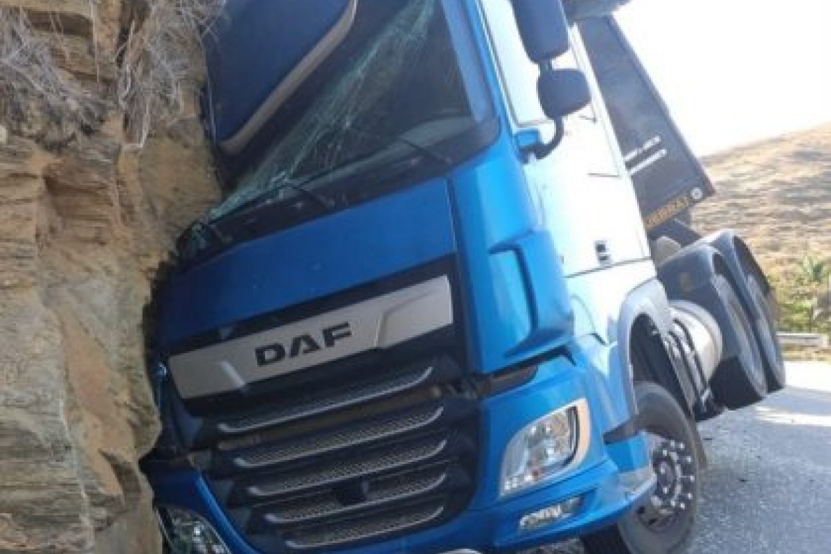 Motorista bate carreta em barranco na Serra do Marçal, no sudoeste da Bahia
