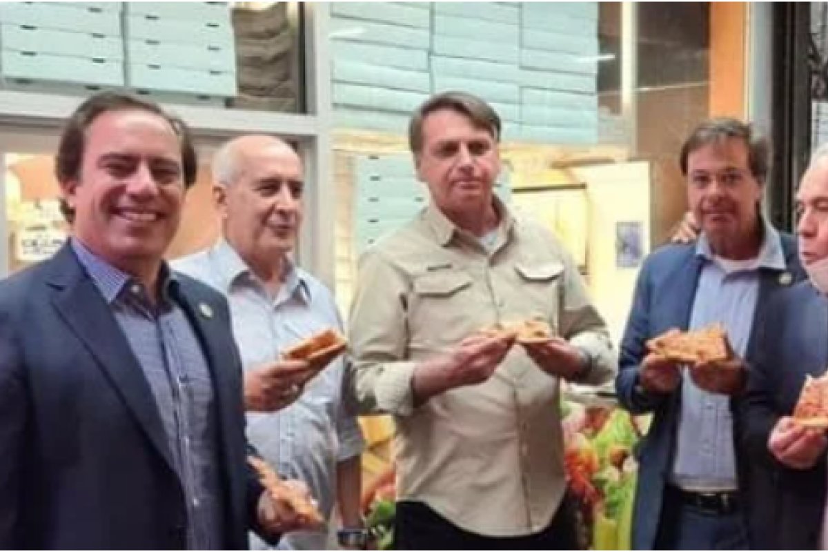 Prefeito de Nova York ironiza Bolsonaro após foto de pizza na rua