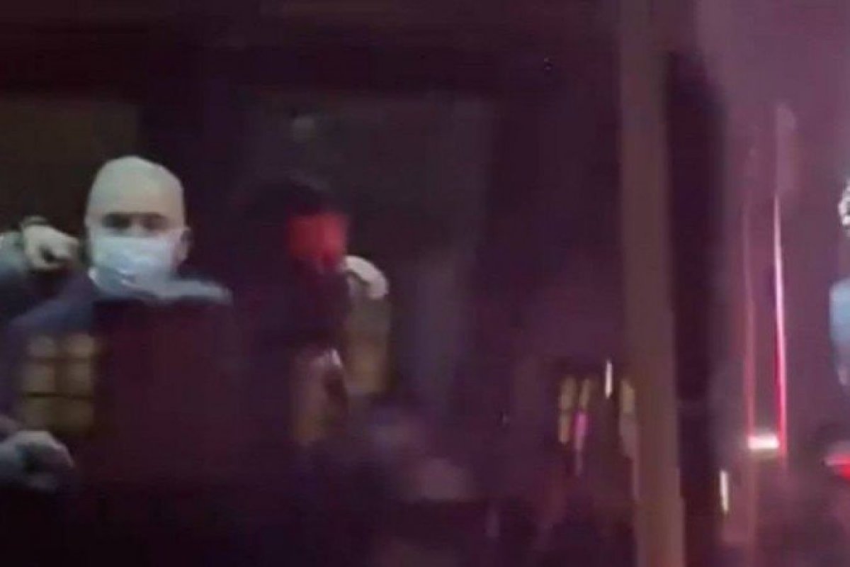 Vídeo: Ministro da Saúde mostra dedo do meio para manifestantes contra o governo em NY