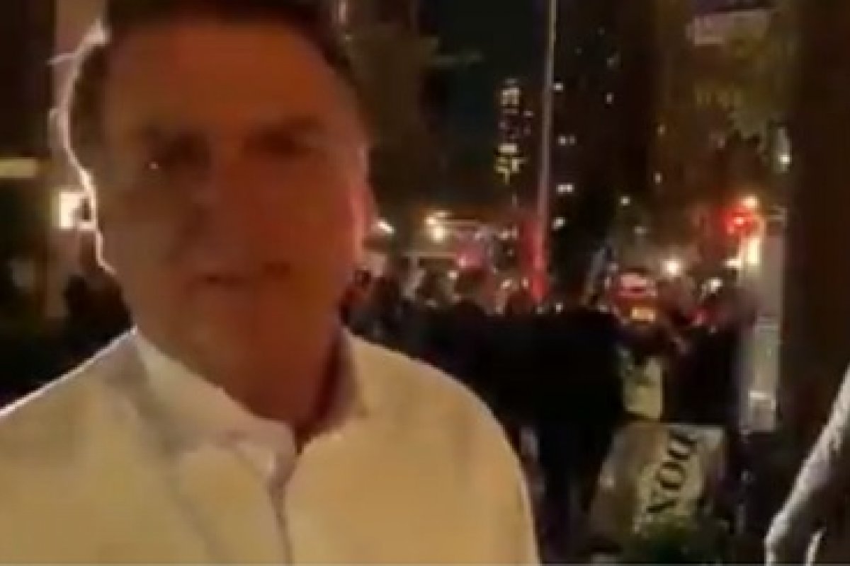 Vídeo: Bolsonaro ignora protestos contra ele em NY e chama grupo de "acéfalos"