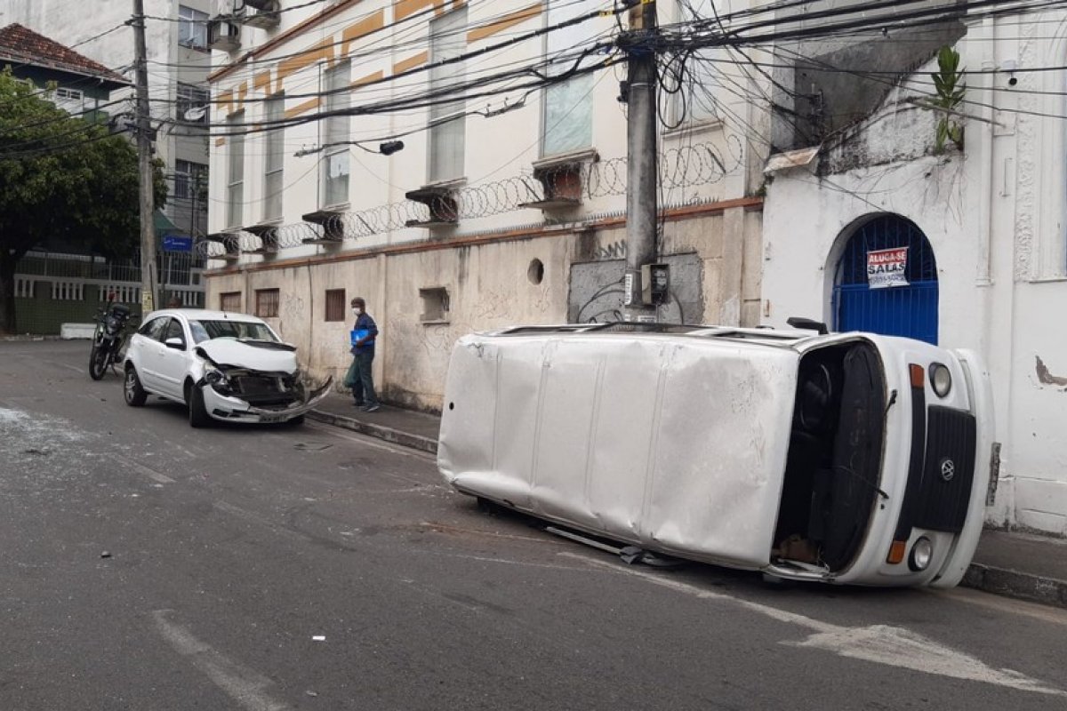 Kombi tomba após bater de frente contra carro no bairro de Nazaré, em Salvador