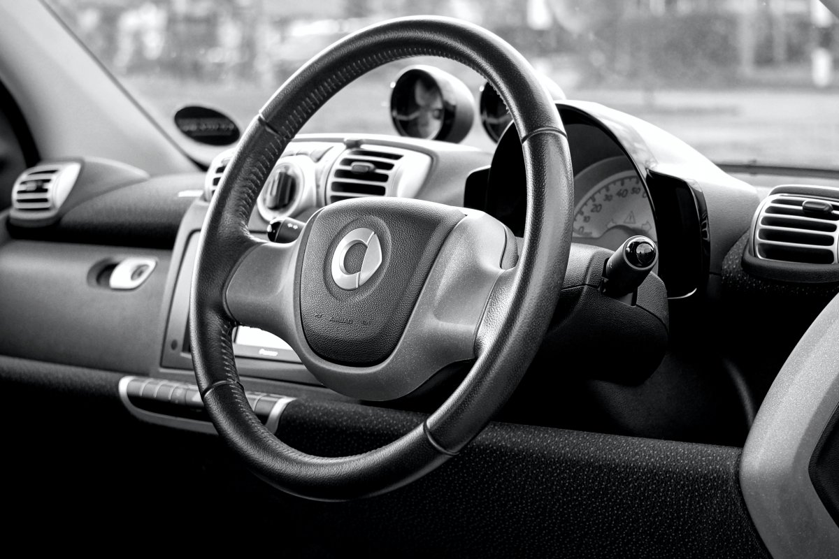 Criança de 2 anos dá partida em carro e acidentalmente atropela prima