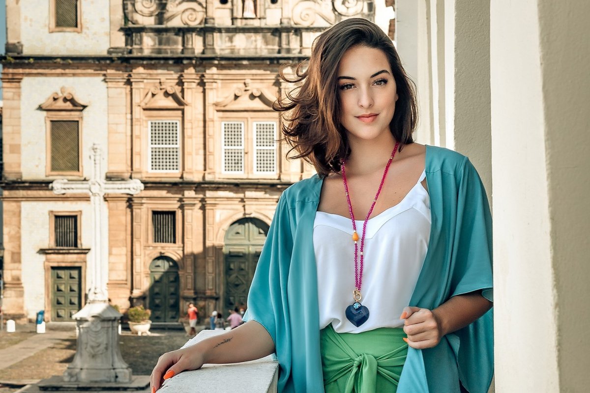 Marca baiana lança peças que trazem leveza, alegria e cores vivas para todos os tipos de corpos femininos