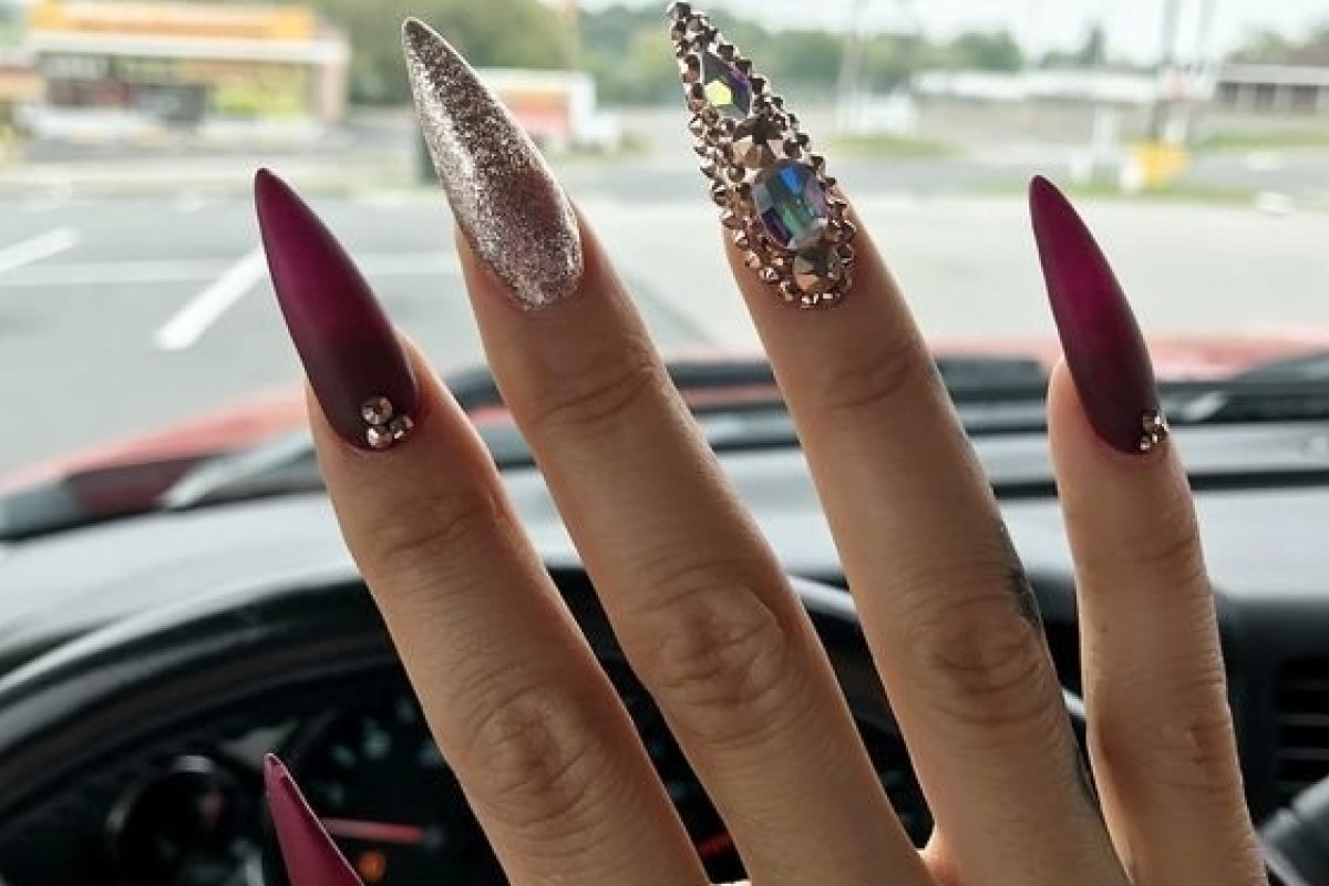 Unhas Stiletto brilham no tapete vermelho do Emmy e viram tendência entre brasileiras