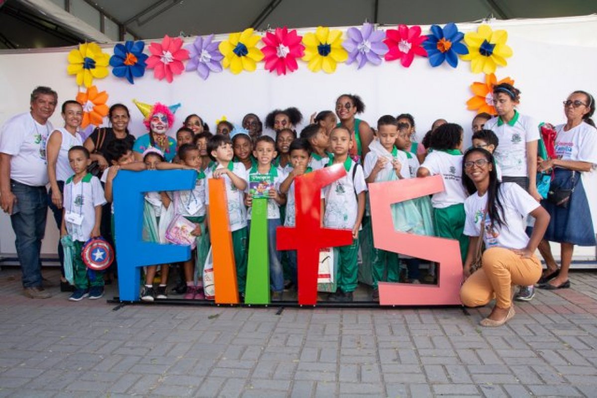 12ª edição da Feira do Livro de Feira de Santana segue até domingo