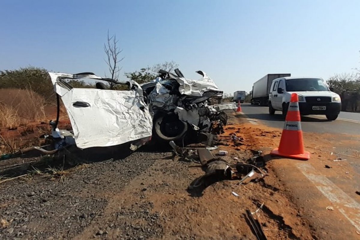 Acidente entre ônibus e carro deixa mortos e feridos na MGC-122, em Francisco Sá (MG)