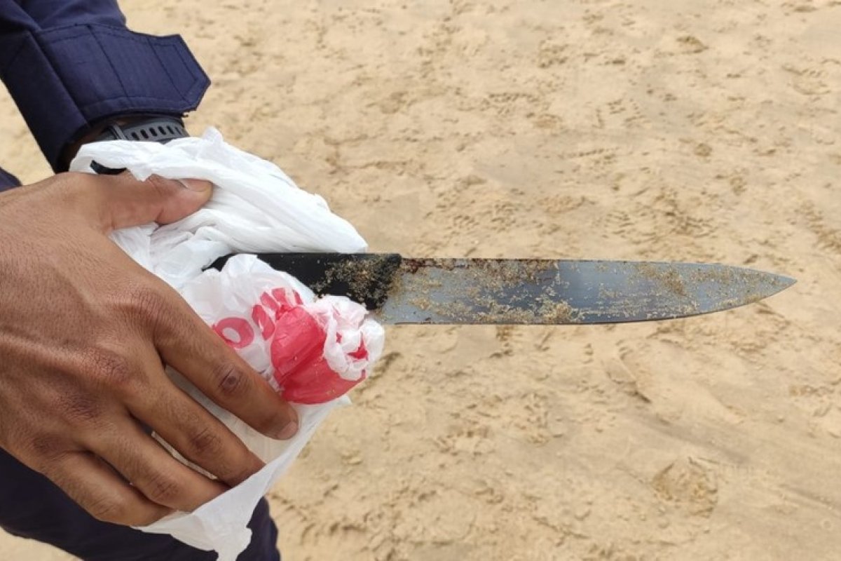 Homem com transtornos mentais ameaça banhistas com faca no Porto da Barra e é contido por guardas civis