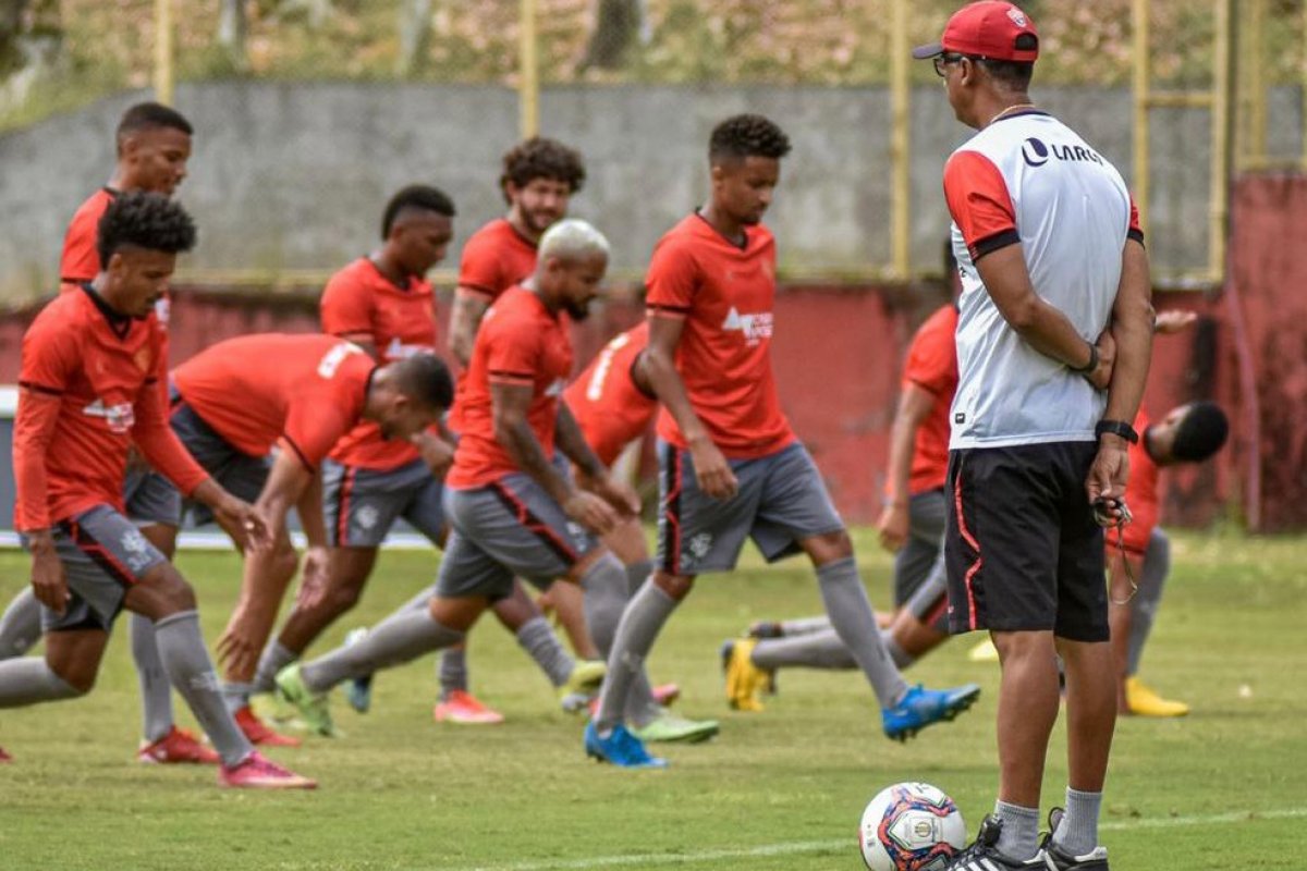 Em situação complicada na tabela, Vitória recebe líder da Série B no Barradão