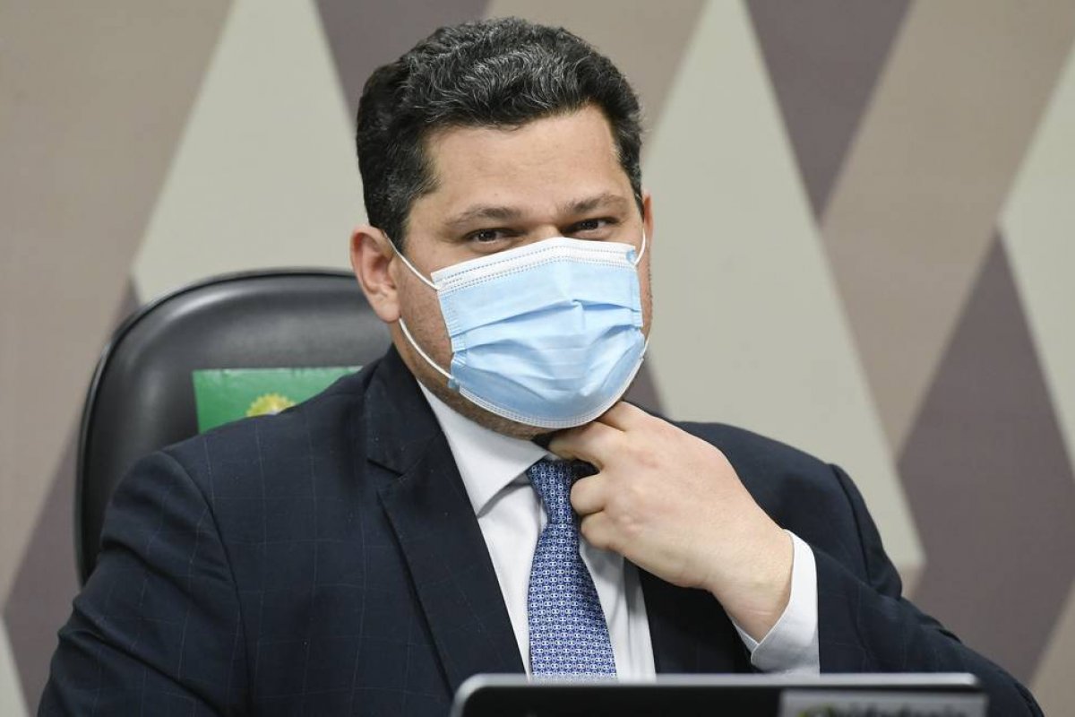 Senadores cobram Alcolumbre sobre indicação de André Mendonça