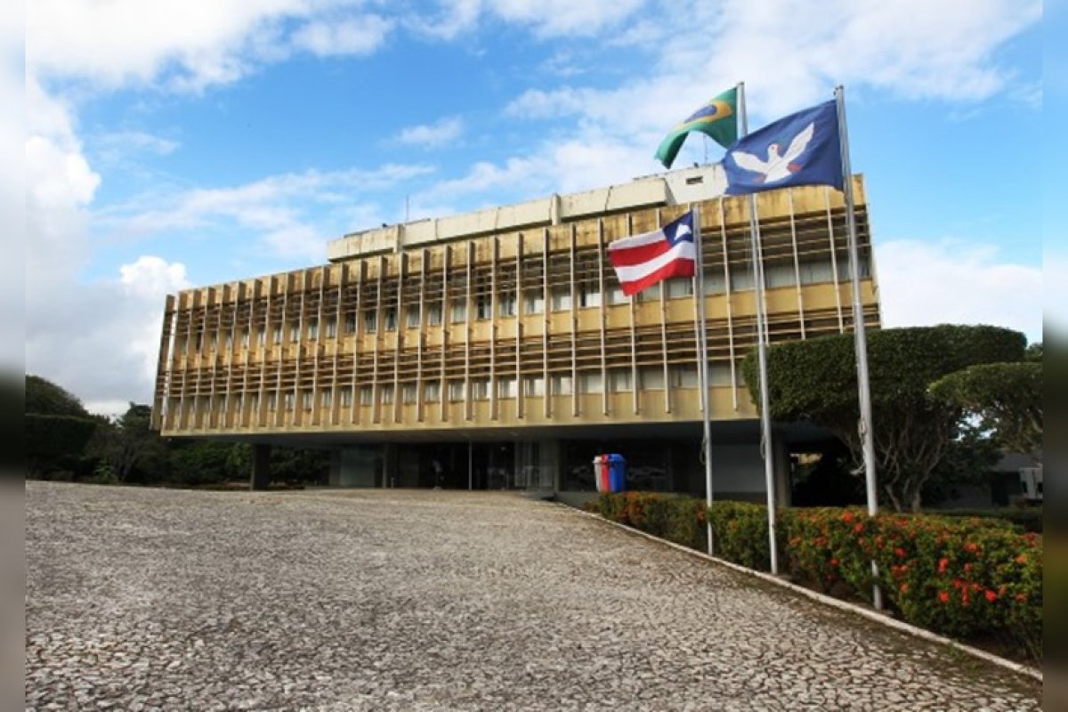 Sancionada lei que reestrutura salários de 18 mil servidores do Estado