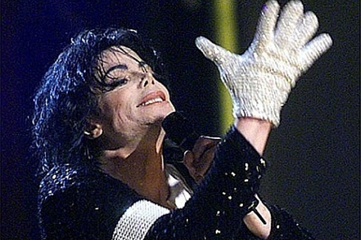 Luvas de Michael Jackson serão revertidas em vacinas contra Covid-19 para Guiné Equatorial