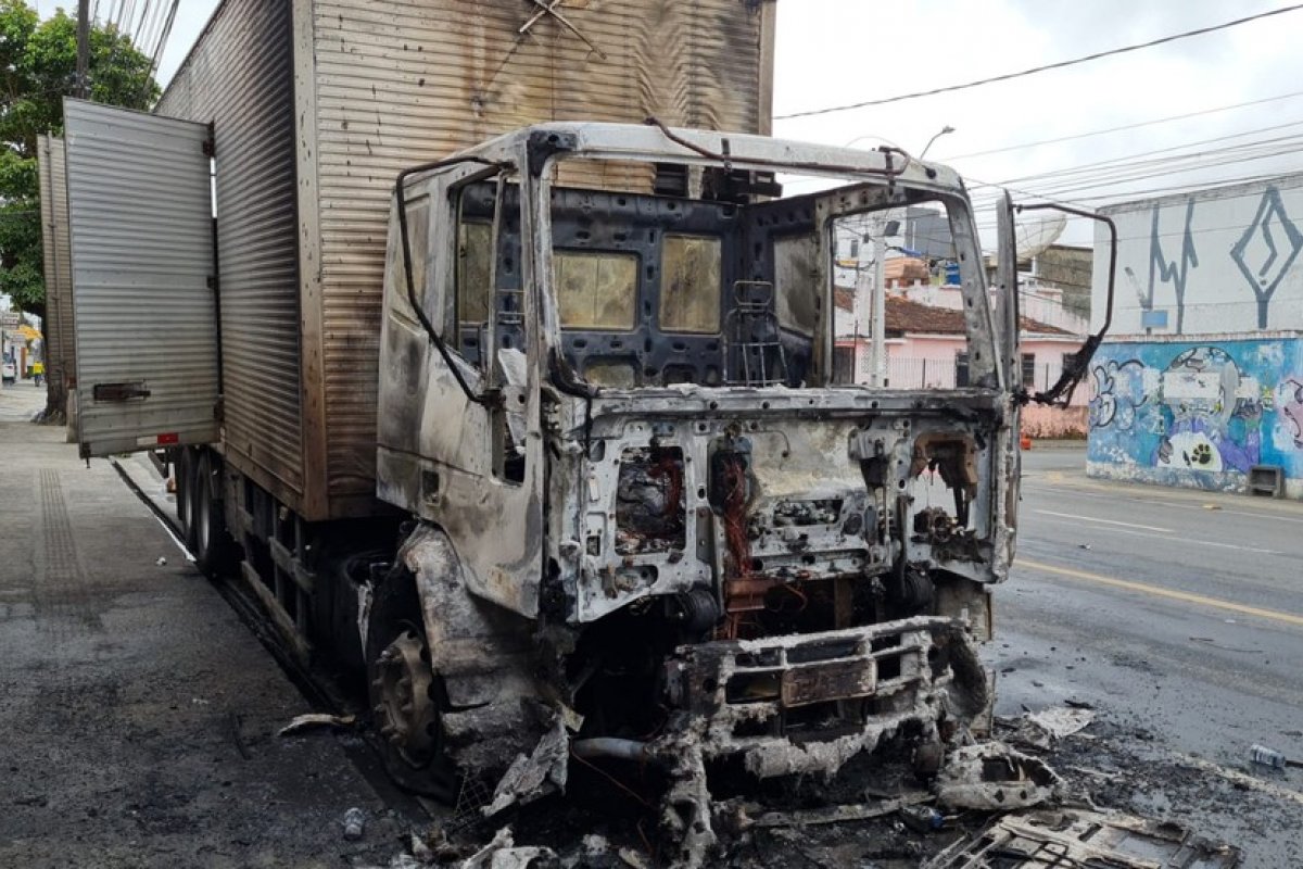 Caminhão pega fogo no Caminho de Areia, em Salvador