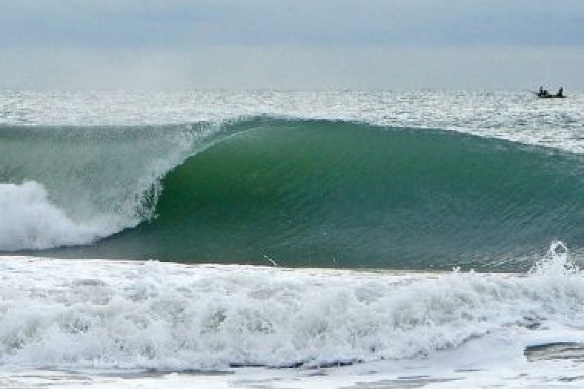 Marinha emite alerta para ondas de 3,5 m em litoral baiano até sábado (25)