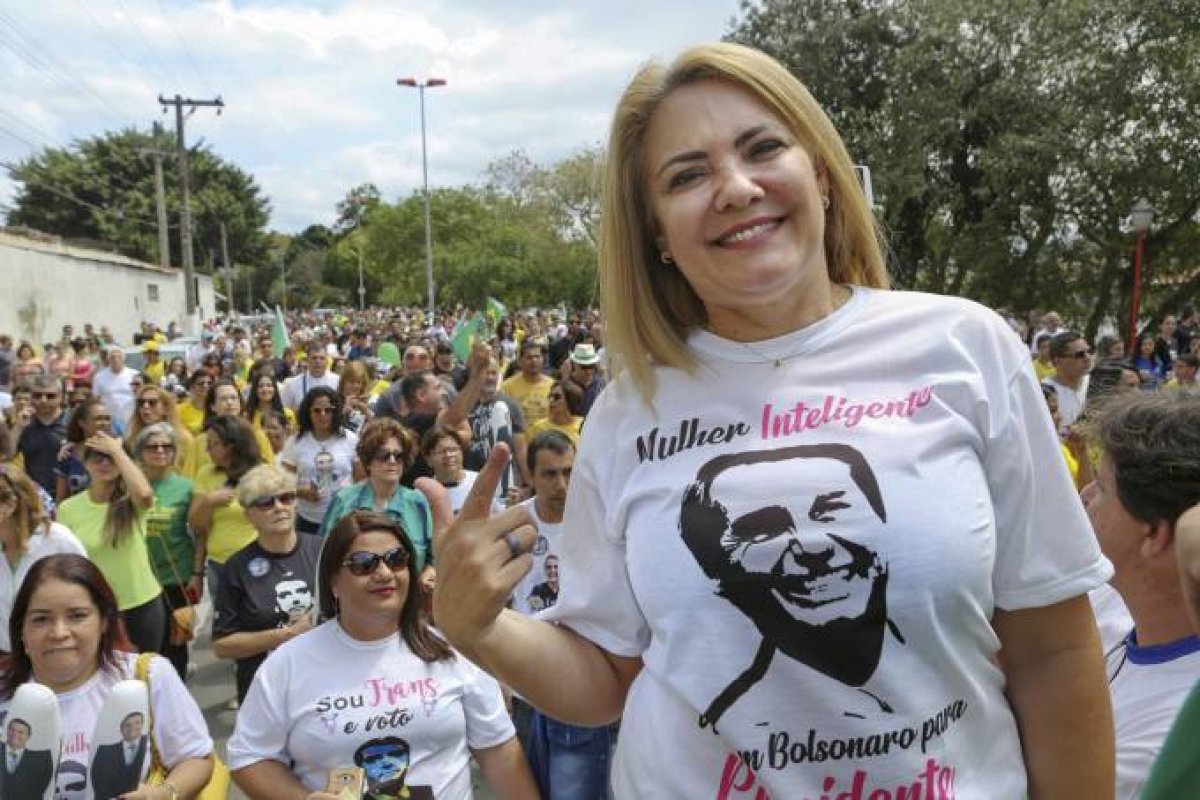 Empresa de ex-mulher de Bolsonaro fez saques em espécie que somam 1,1 milhão entre 2008 e 2014
