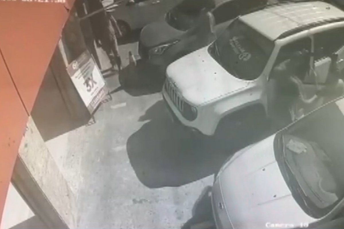 Dois homens assaltam mulher e roubam carro na Av. Barros Reis, em Salvador