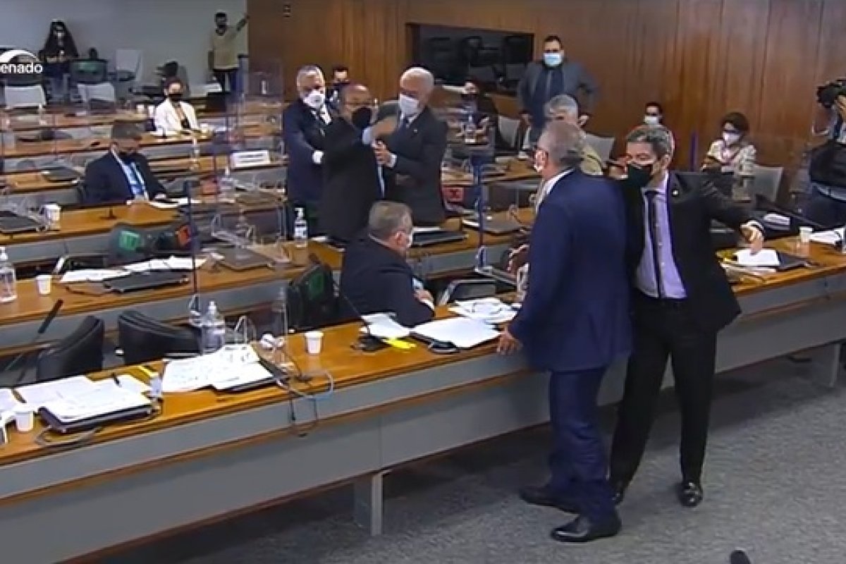 Vídeo: Senadores Renan Calheiros e Jorginho Mello batem boca na CPI