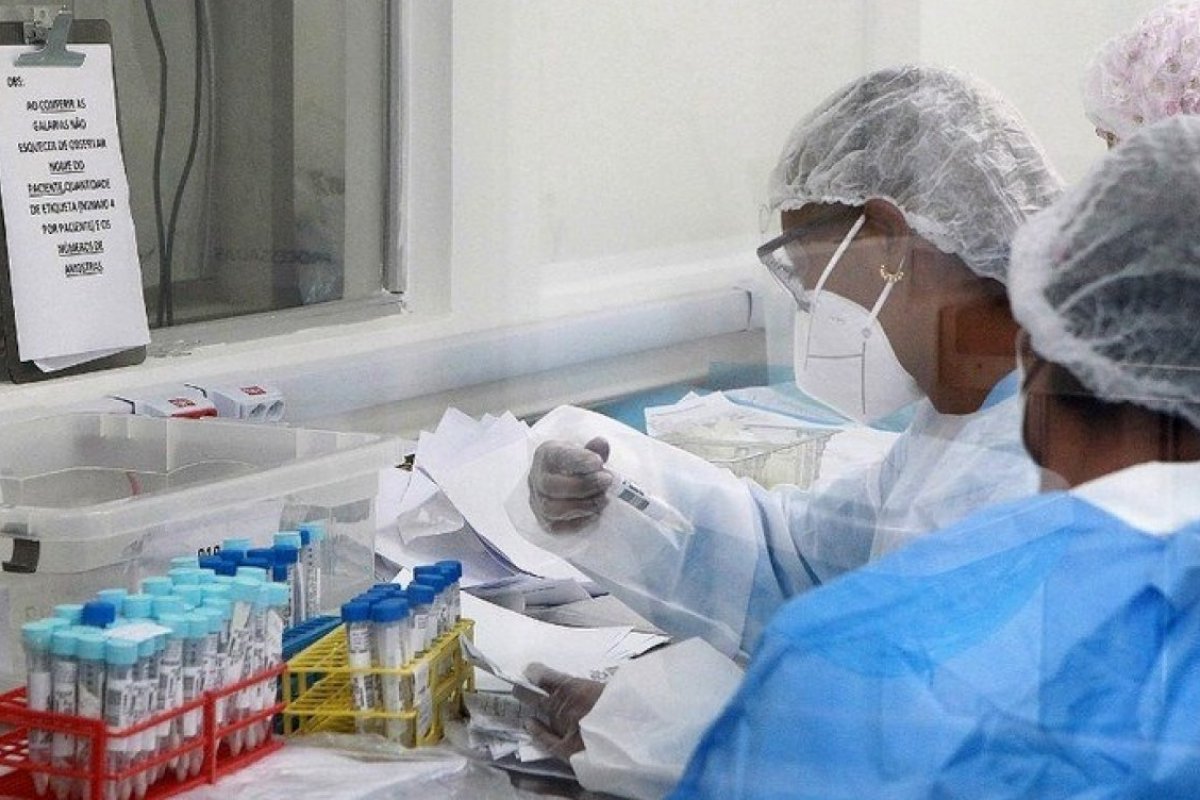 Queda no número de casos de Covid foi interrompida há duas semanas, diz Rui Costa