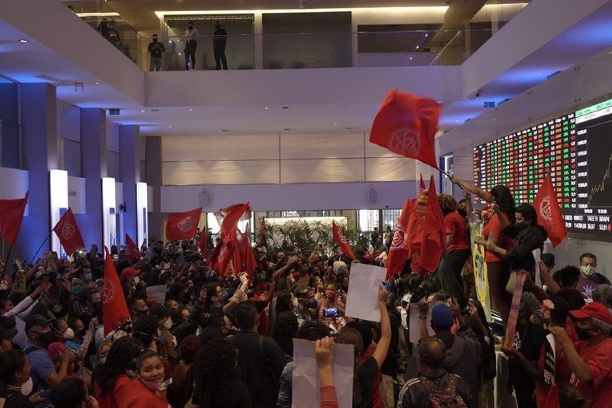 Vídeo: Movimentos sociais invadem Bolsa de Valores em protesto contra desemprego e inflação