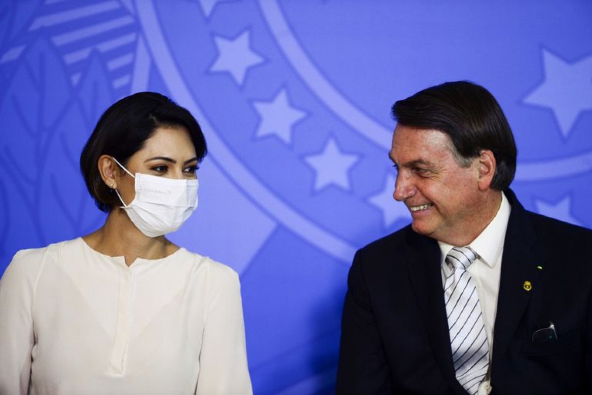 Michelle tomou vacina contra Covid-19 antes de ir aos Estados Unidos, afirma Bolsonaro