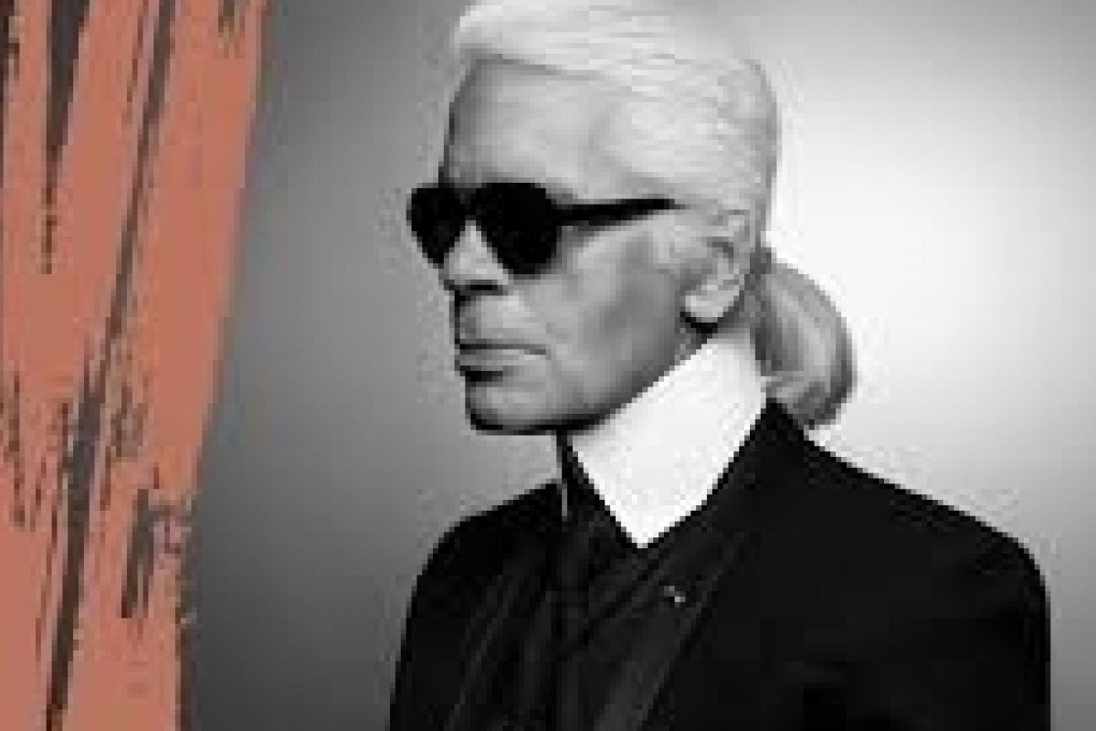 Dois anos depois da morte de Karl Lagerfeld, o estilista será celebrado pela Sotheby’s com uma série de leilões