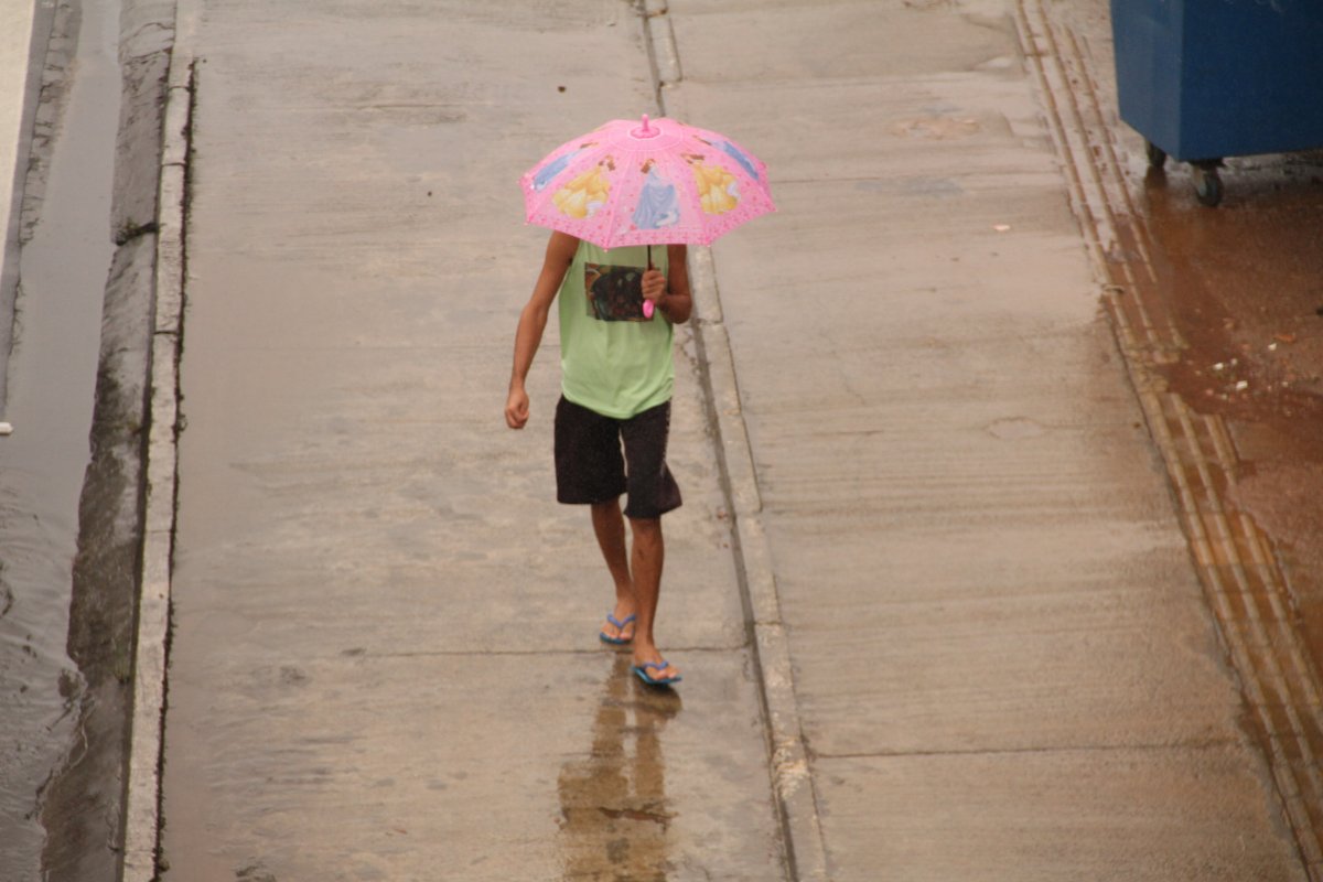 Após fortes ventos, imóveis são evacuados em bairros de Salvador