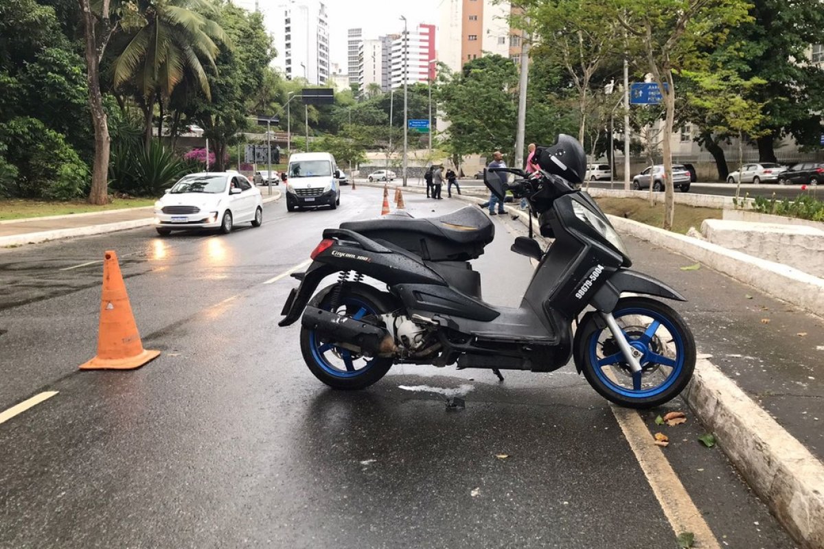 Motociclista morre após deslizar em pista molhada e bater em poste no Vale do Canela, em Salvador