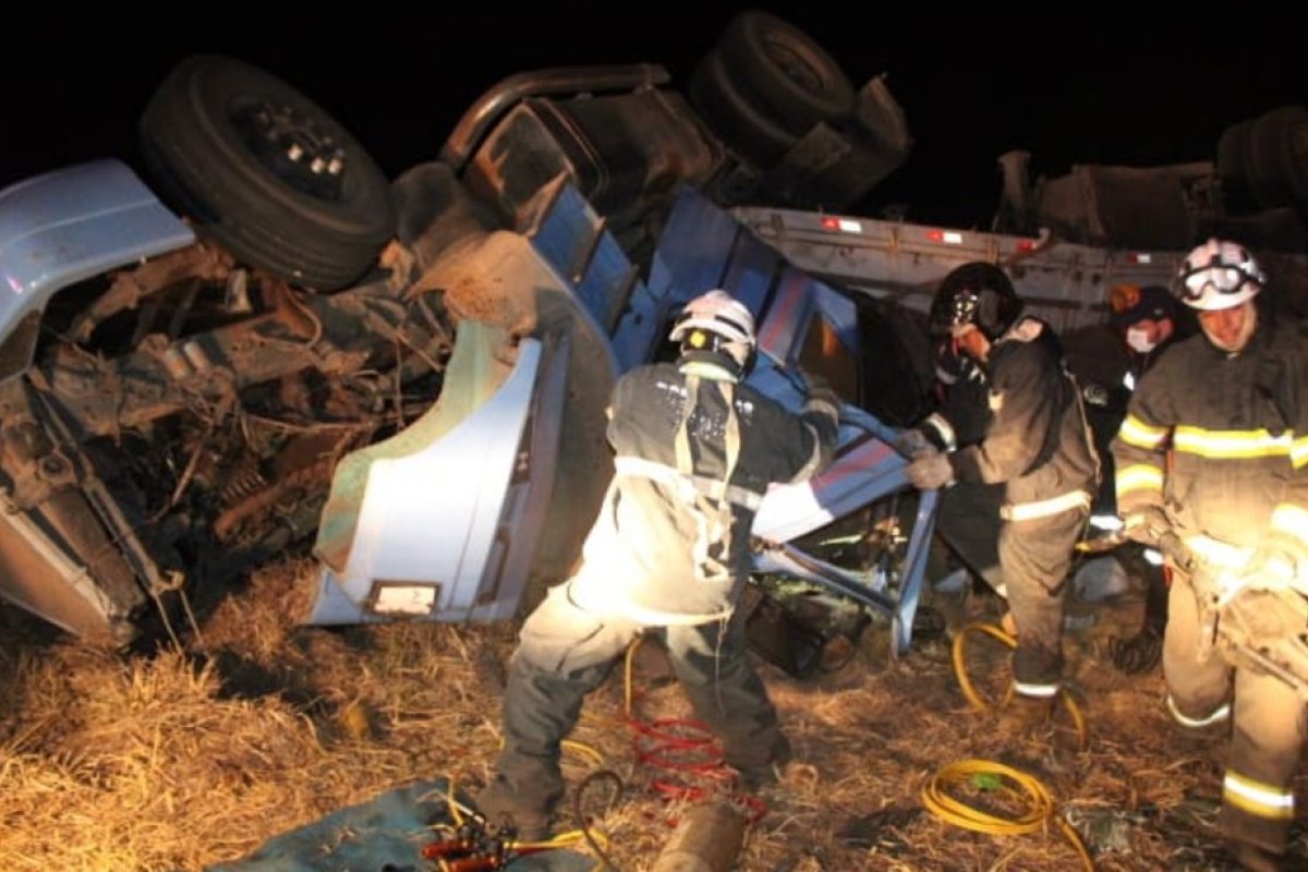 Tio e sobrinho ficam presos entre as ferragens de caminhão que tombou na BA-020, em Luís Eduardo Magalhães