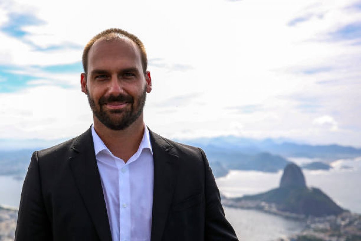 Eduardo Bolsonaro testa positivo para a Covid-19