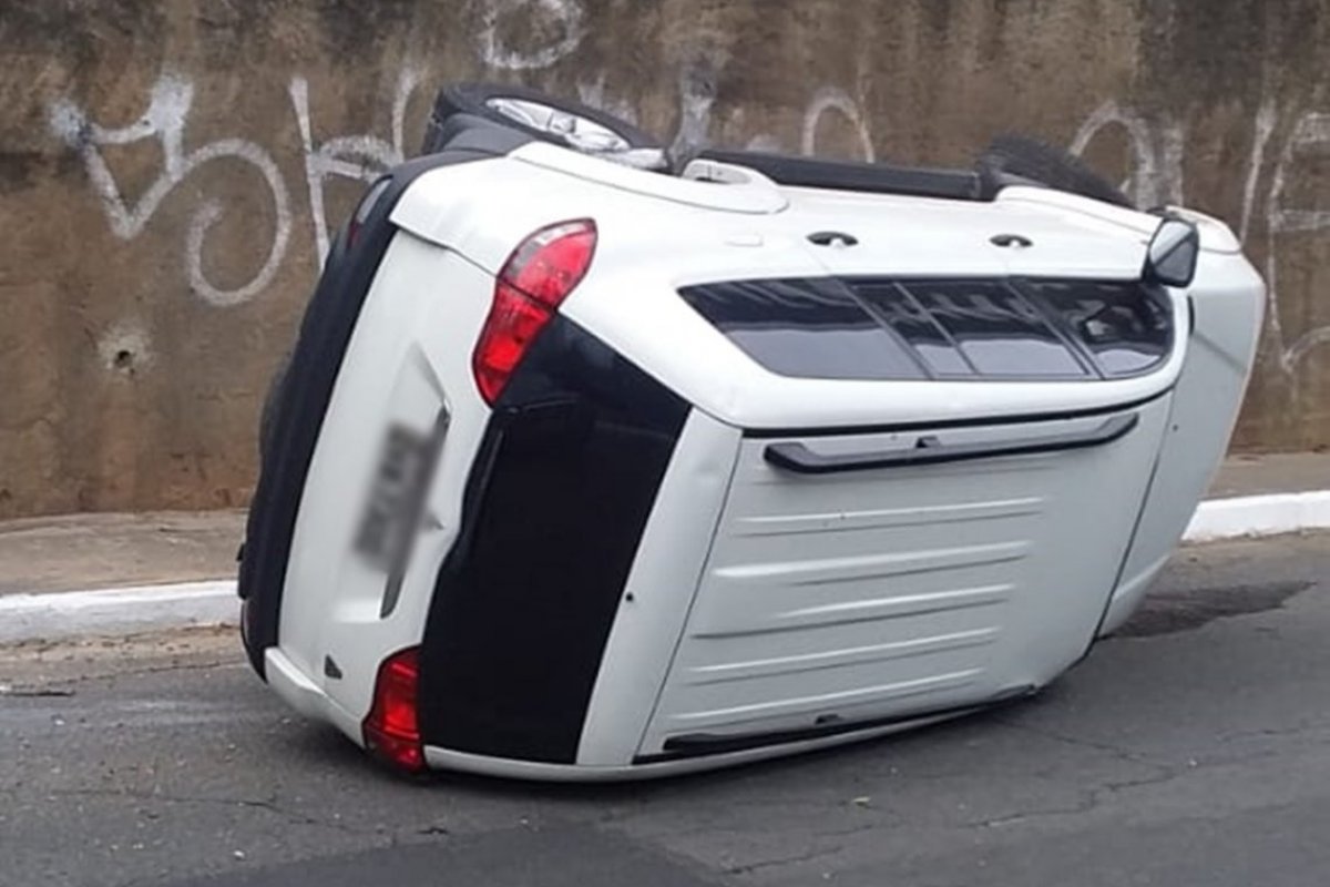 Motorista perde o controle da direção e veículo capota no bairro do Horto Florestal, em Salvador