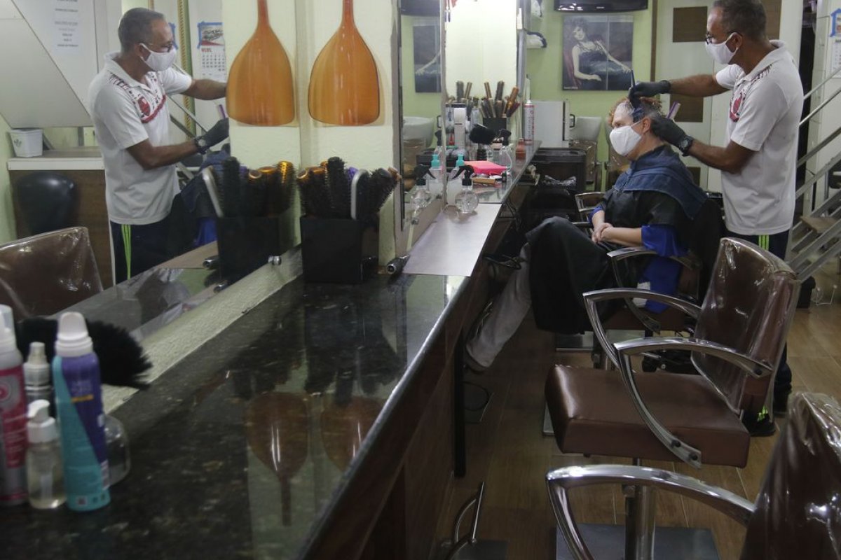 Procon autua sete salões de beleza em Salvador