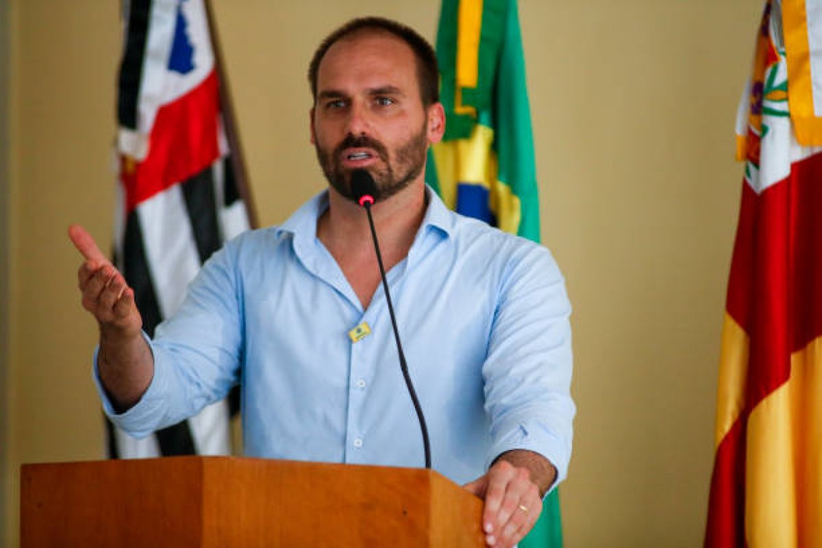 Com Covid-19, Eduardo Bolsonaro volta a se manifestar contra o passaporte sanitário
