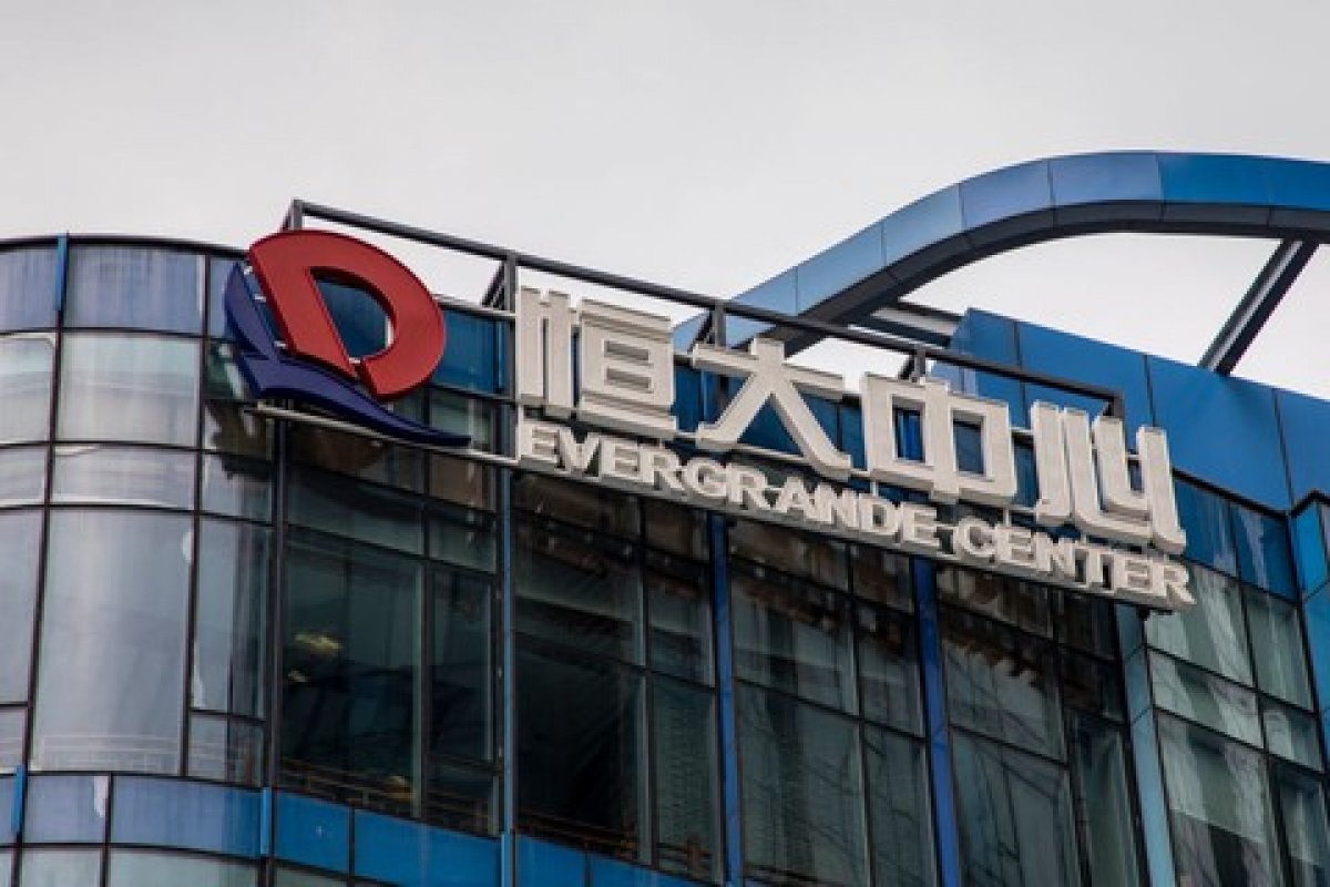 Destino da Evergrande continua incerto e ações despencam quase 12% na bolsa