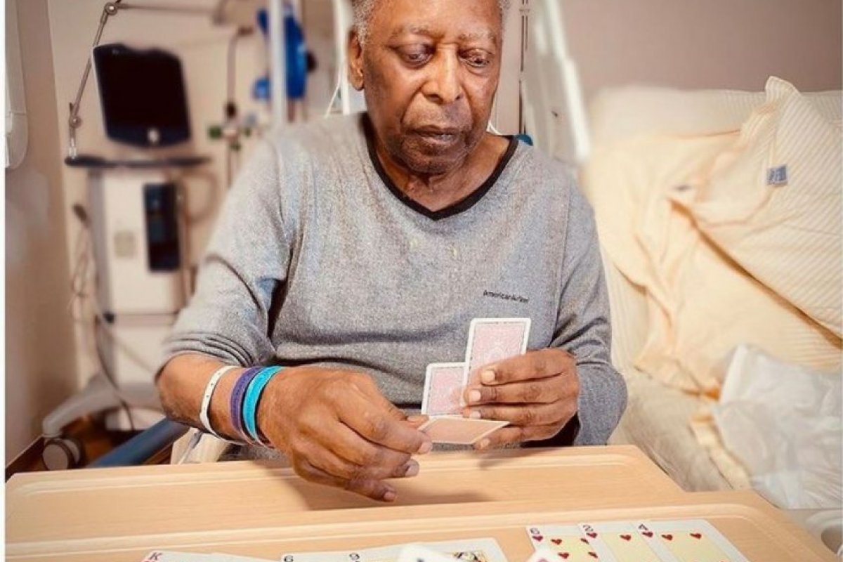 Em recuperação, Pelé aparece jogando baralho em hospital