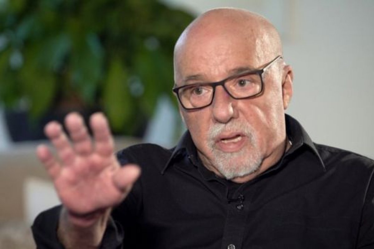 Em entrevista à BBC News Brasil, o escritor Paulo Coelho define a situação política brasileira como um "delírio"