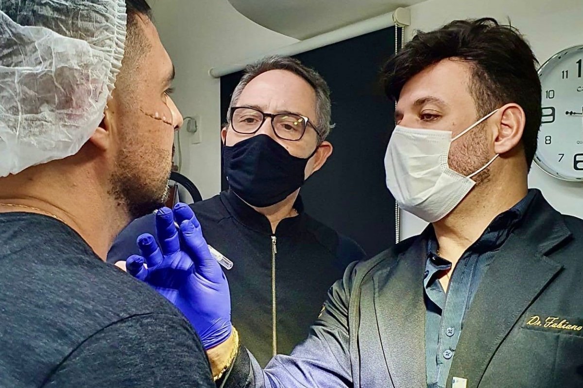 Dr. Fabiano Pires ministra Curso Vip de Harmonização Facial para cirurgiões plásticos