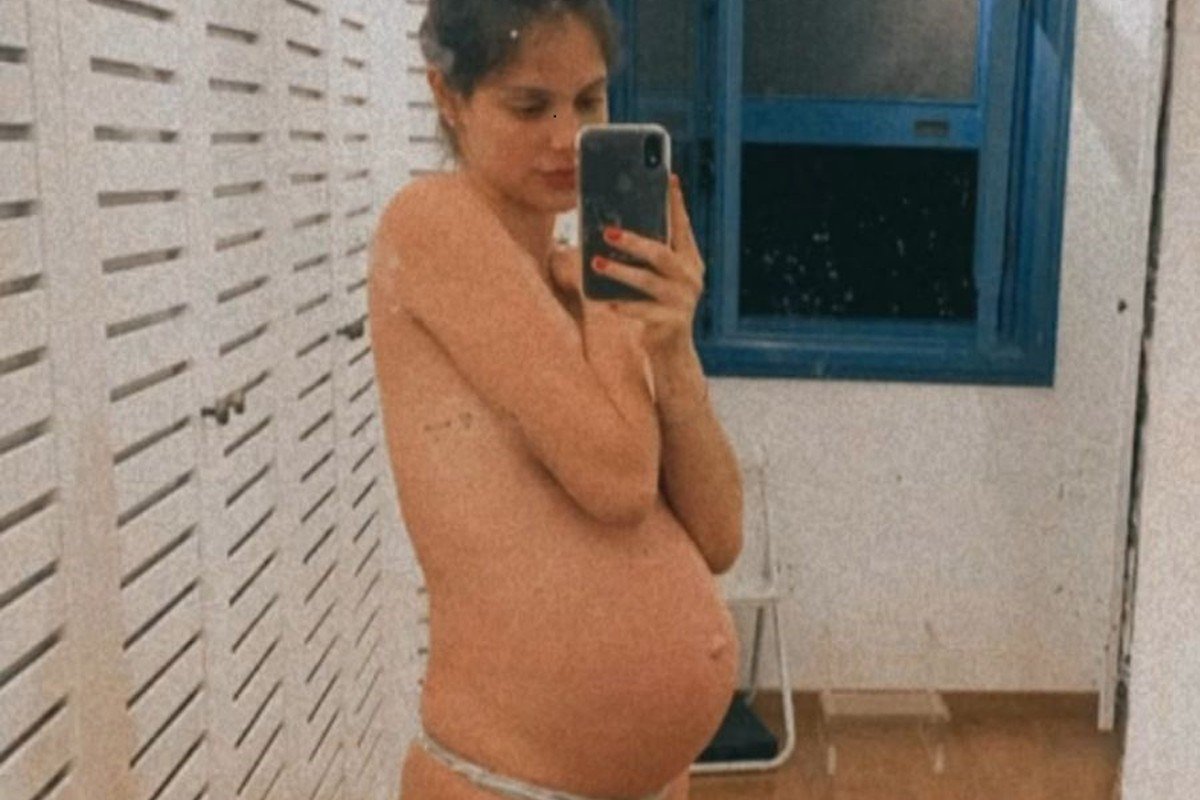 Linda! Só de calcinha, atriz Laura Neiva mostra barrigão de 8 meses de gestação