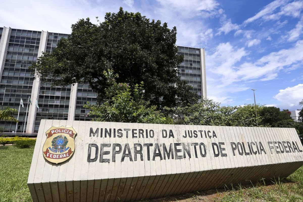 Polícia Federal recupera duas garrafas de vinho furtadas do Itamaraty