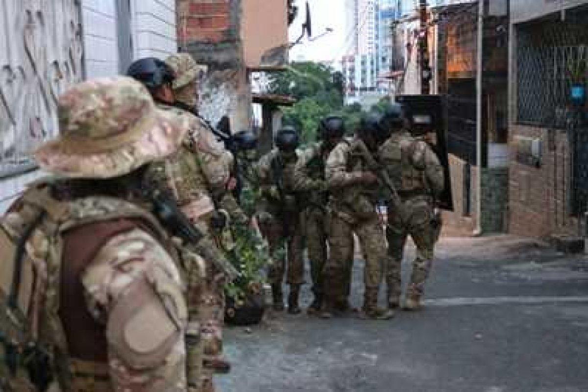 Polícia prende dois homens que fizeram um refém na Cidade Nova, em Salvador