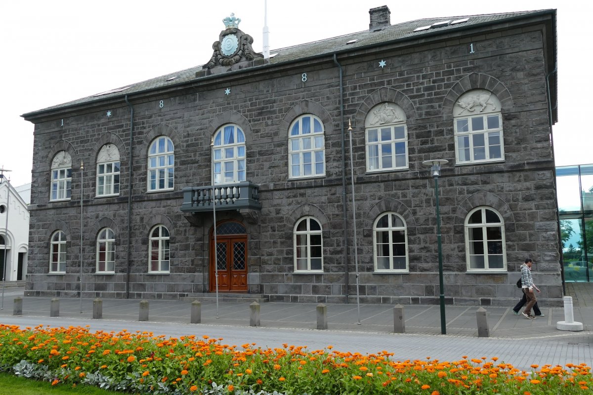 Pela primeira vez em um país europeu, mulheres são maioria eleita para ocupar as cadeiras no Parlamento