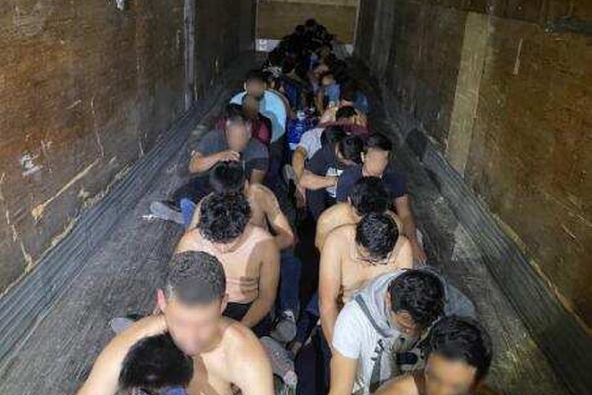Imigrantes ilegais brasileiros são encontrados em carroceria de caminhão na fronteira dos EUA