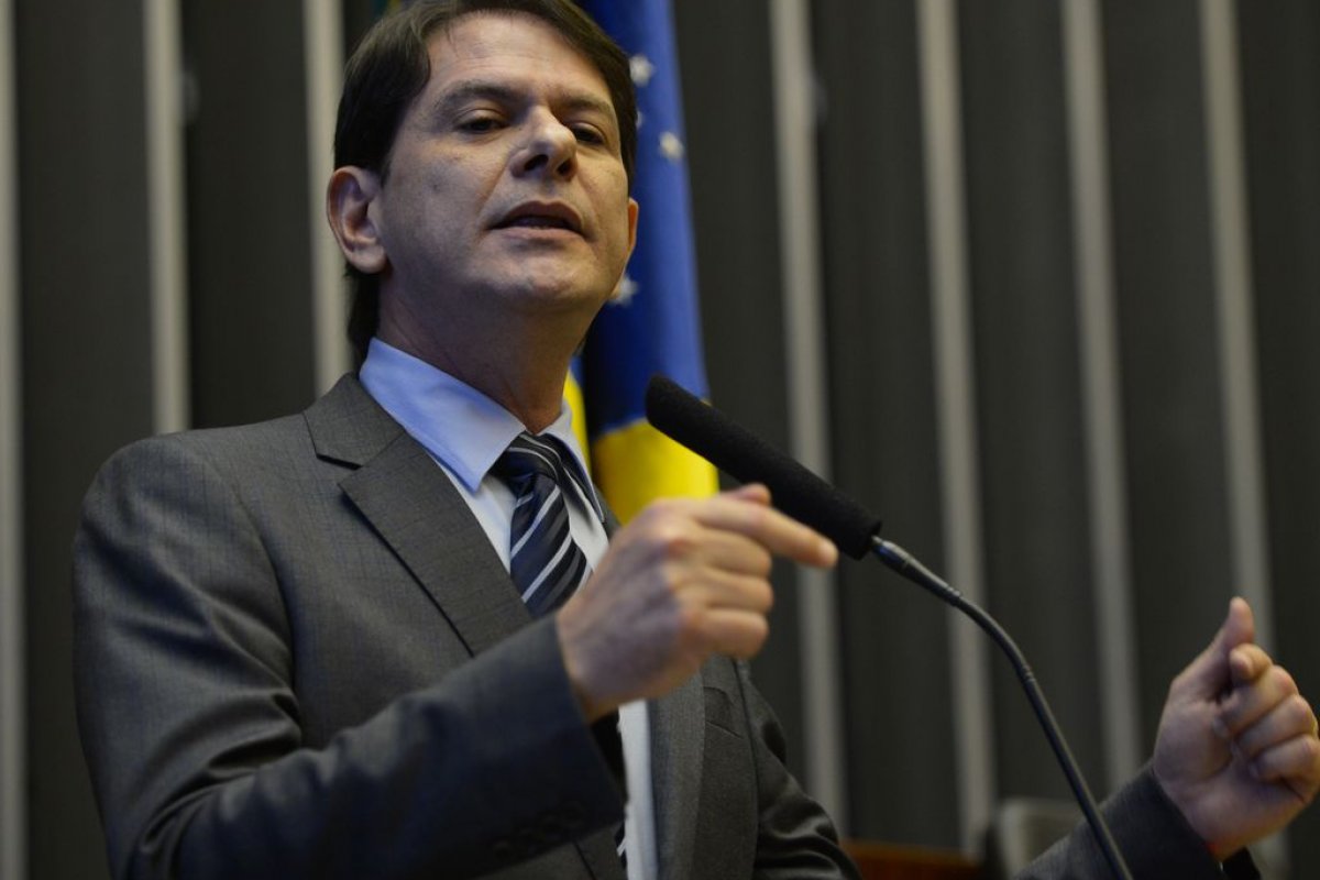 Senador Cid Gomes freta avião por R$ 54 mil e pede reembolso ao Senado