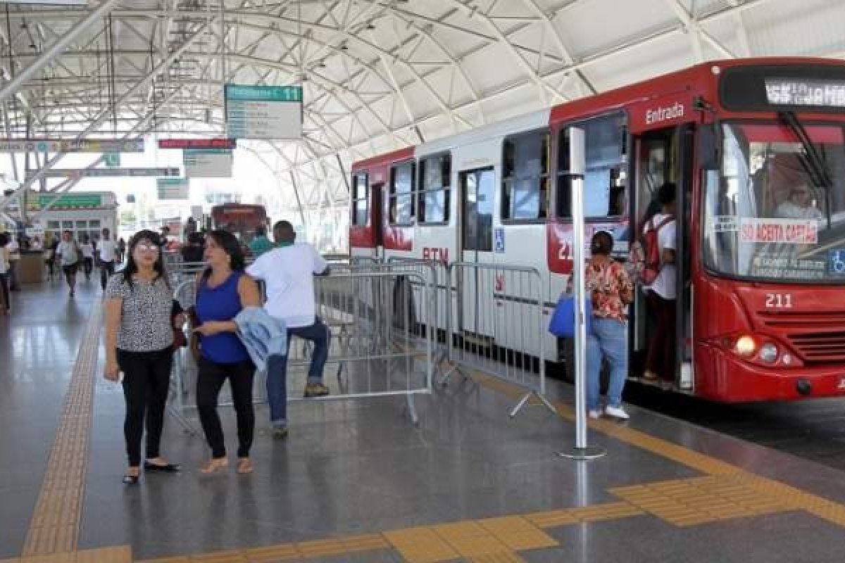 Lauro de Freitas: rodoviários atrasam saída de ônibus em protesto