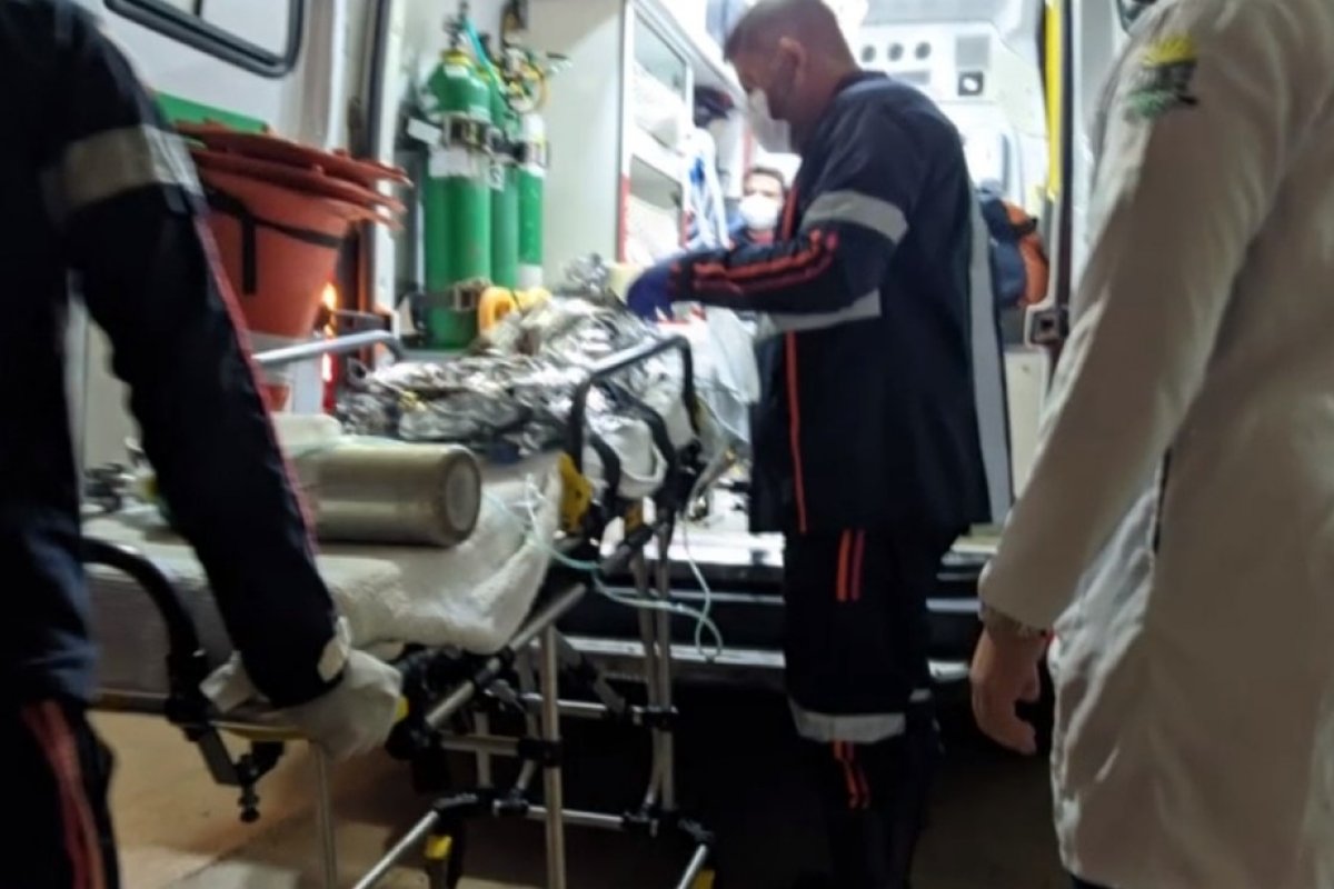 Criança de um ano é internada após se afogar em tanque, bater a cabeça e desmaiar no município de Barreiras