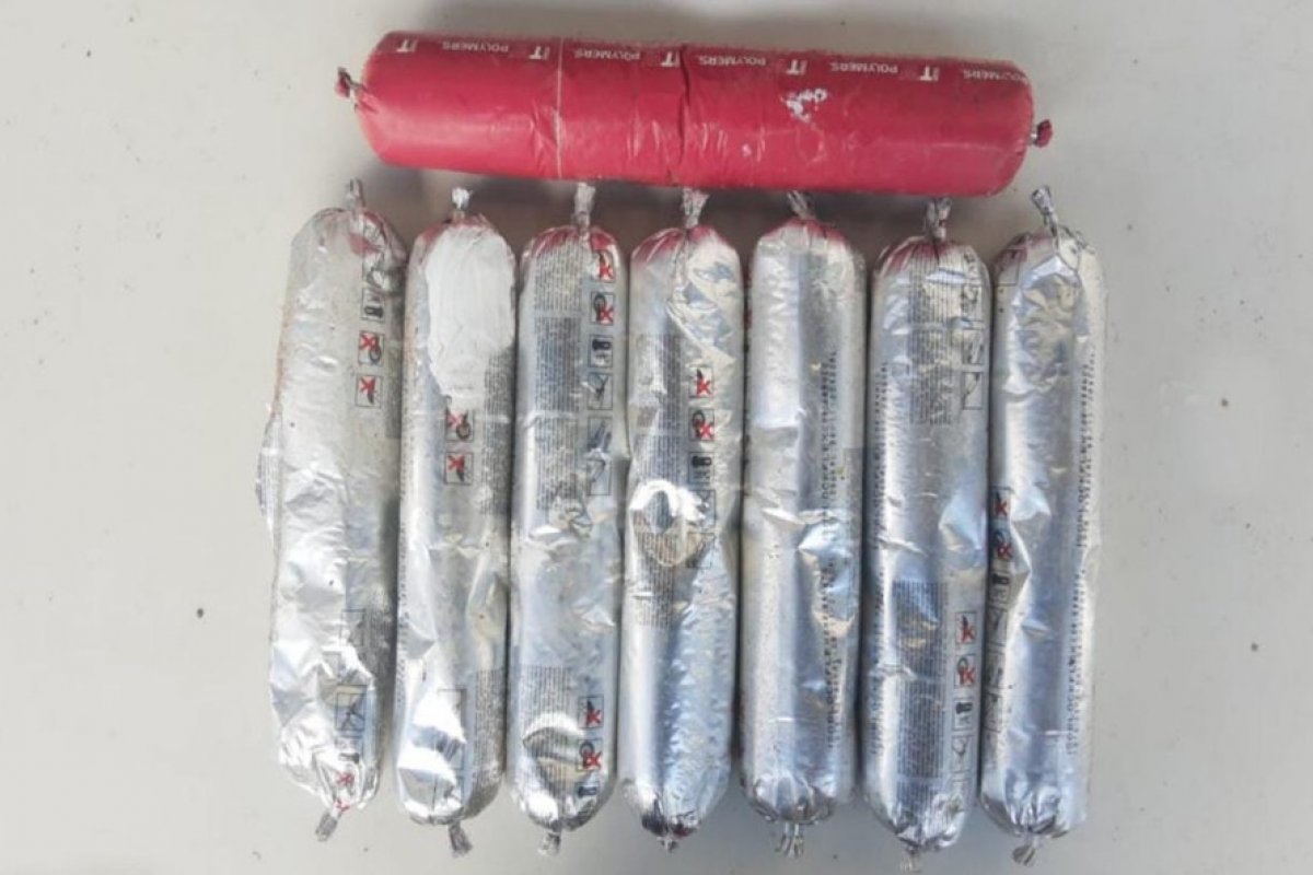 Durante ação no bairro de Valéria, em Salvador, polícia apreende oito explosivos