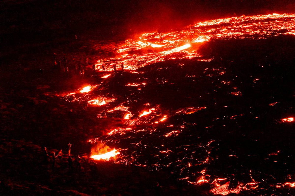 Lava de vulcão se aproxima do mar nas Ilhas Canárias, e autoridades interditam áreas perto da costa