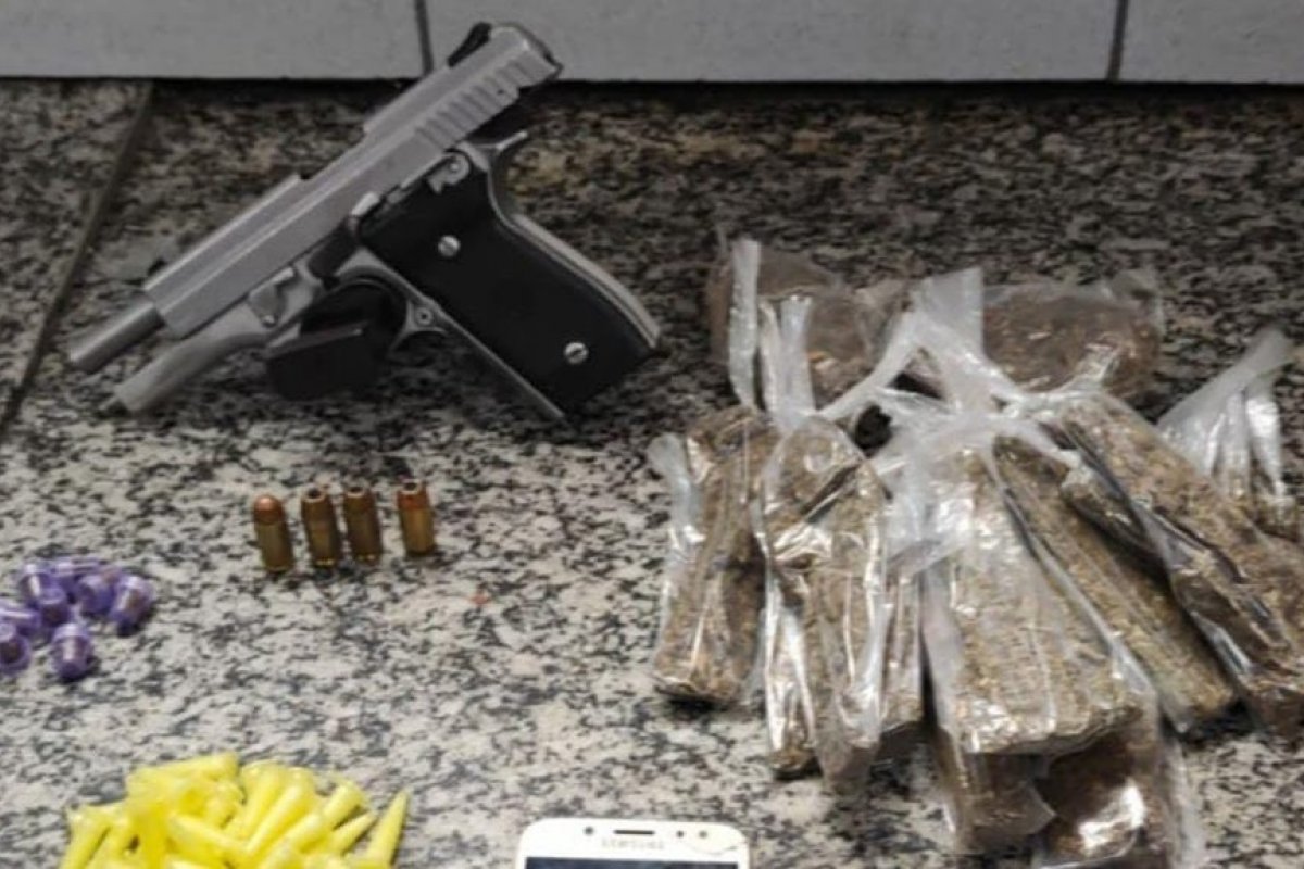 Após troca de tiros com a polícia, homem morre e outro é preso, em Salvador