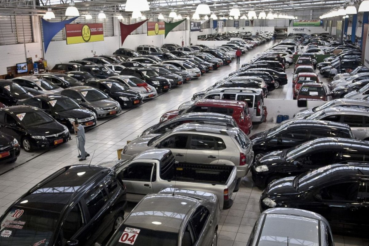 Com falta de carro zero no mercado, preço de usados dispara até 20%
